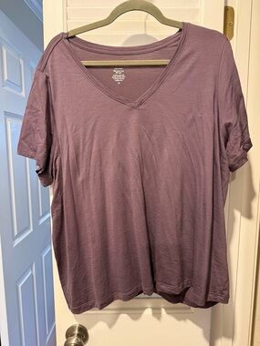 Everyday V-Neck Short Sleeve Tee in Plum Purple